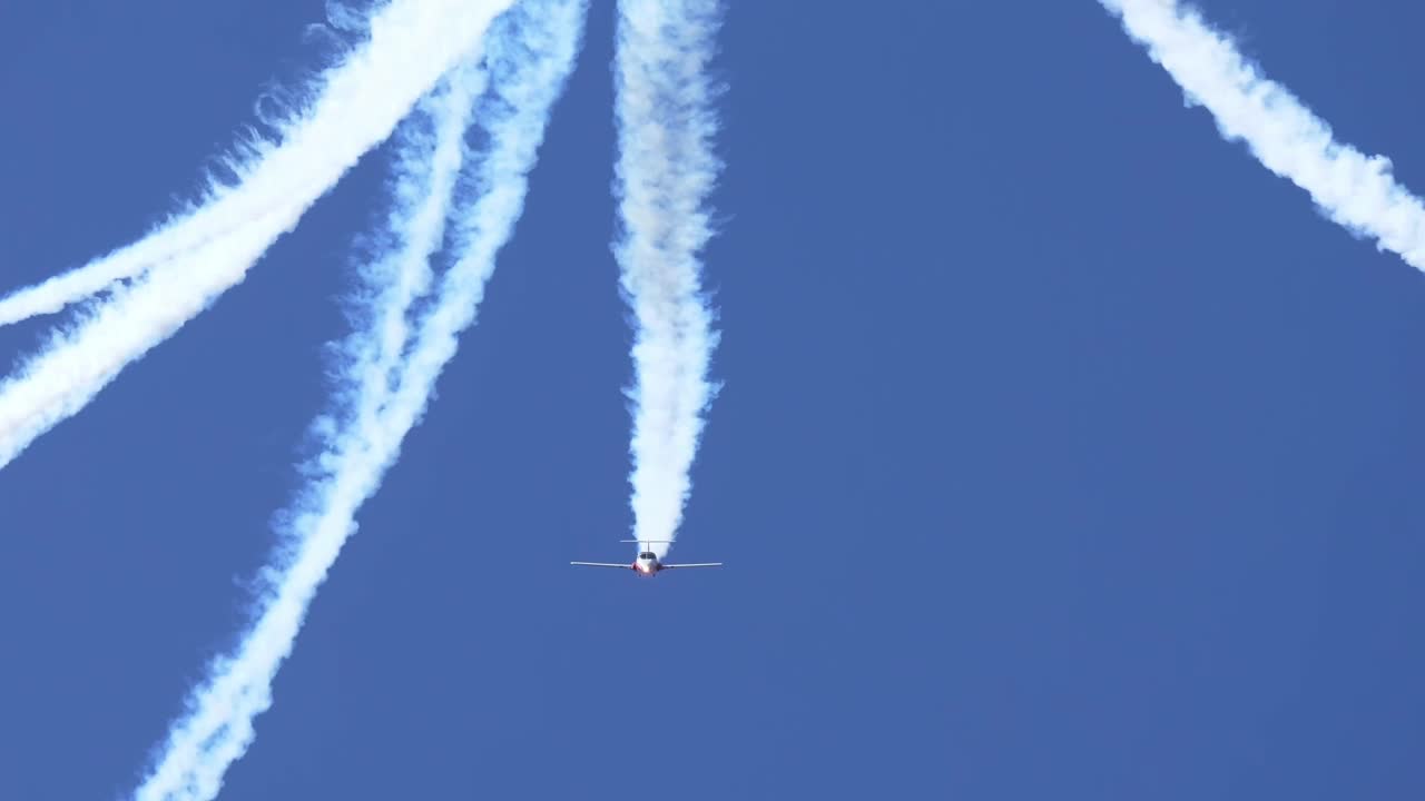 королевские канадские военно-воздушные силы снежные птицы демонстрационная команда на авиашоу следит за дымом