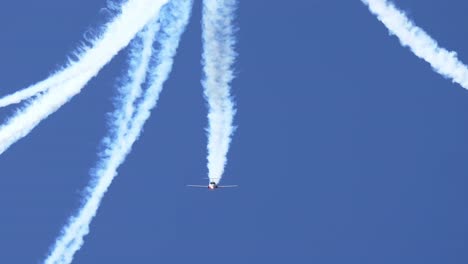 Equipo-De-Demostración-De-Los-Snowbirds-De-La-Real-Fuerza-Aérea-Canadiense-En-El-Salón-Aeronáutico-Dejando-Un-Rastro-De-Humo