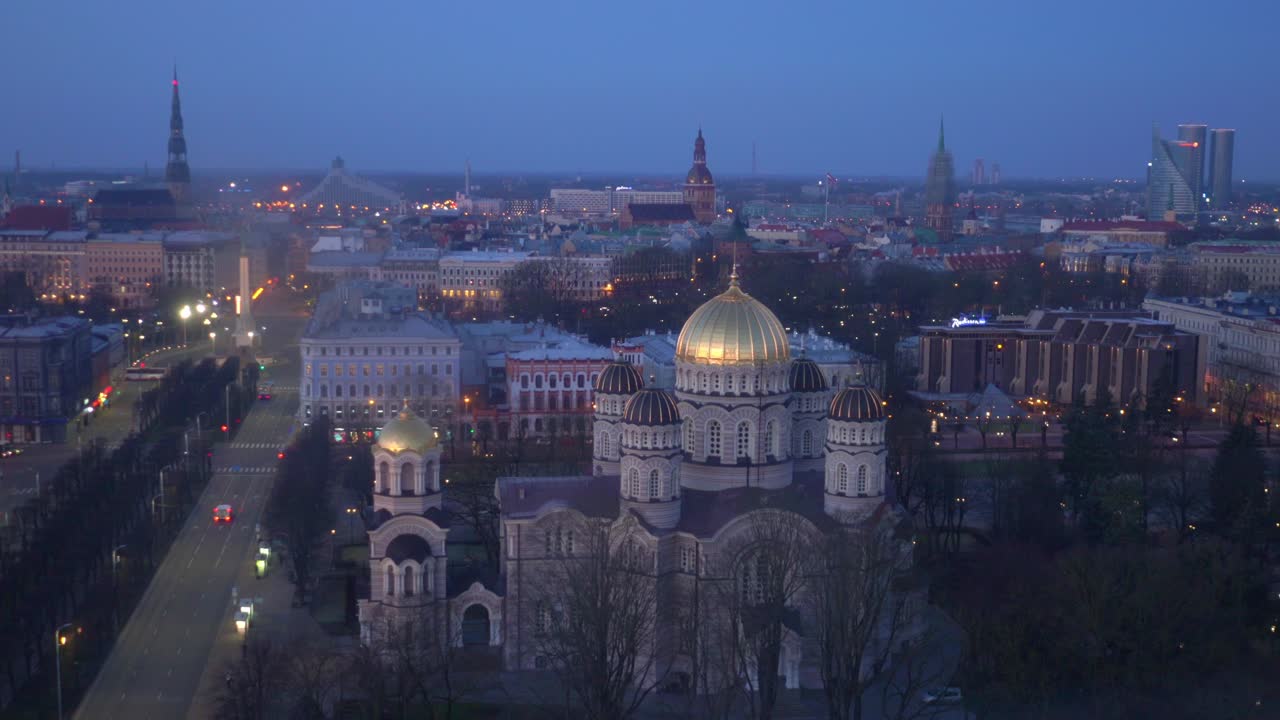 temprano en la mañana el establecimiento del centro de la ciudad vieja de riga con vistas a la catedral