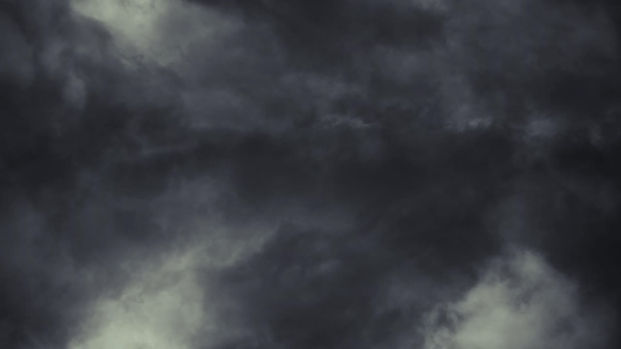 nubes cumulonimbus espesas y oscuras en el cielo acompañadas de una tormenta eléctrica