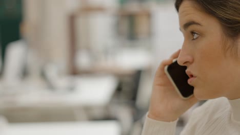 mujer hablando por teléfono en la oficina