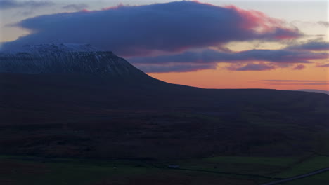 Establecimiento-De-Una-Toma-Aérea-Con-Drones-Del-Atardecer-Nevado-De-Ingleborough-Con-Poca-Luz