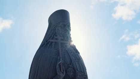 estatua de un obispo contra un cielo nublado