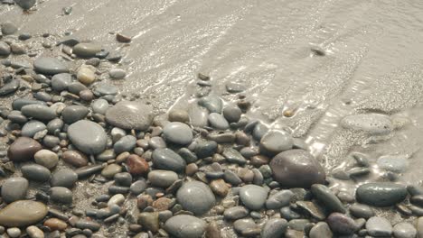 Agua-Salpicando-Piedras-En-Una-Playa-15-Segundos