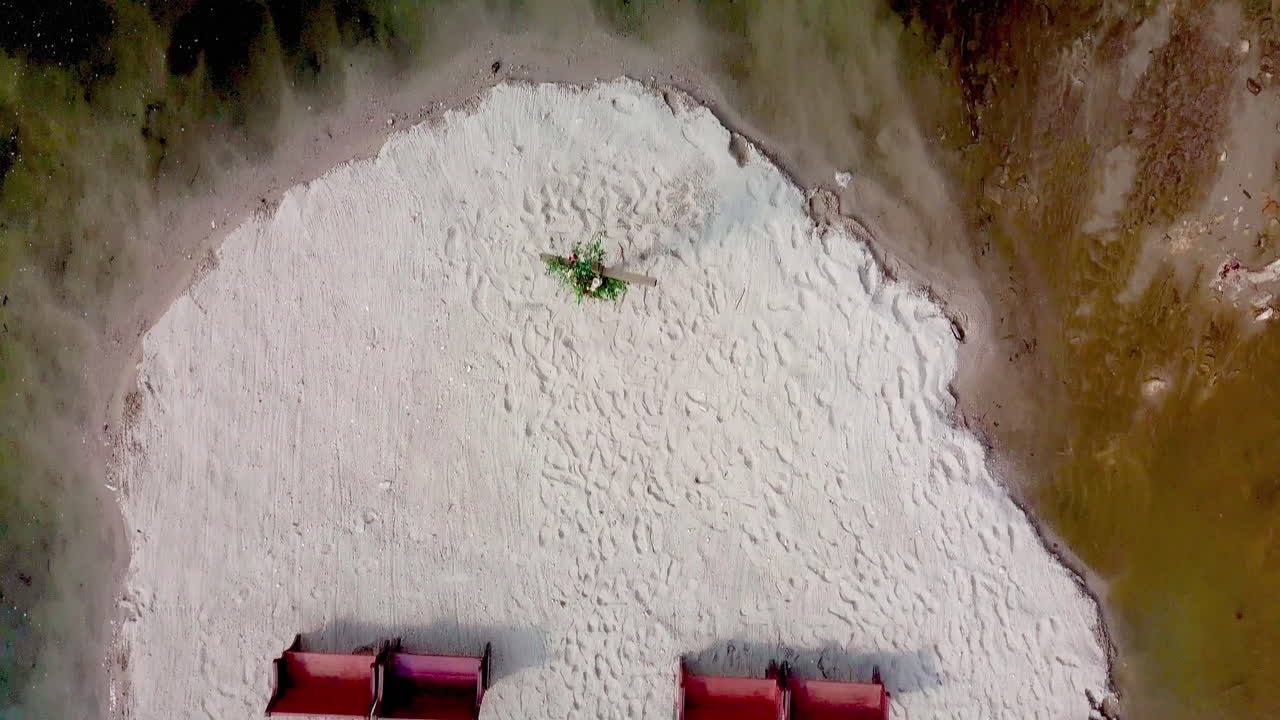 강을 따라 노스 캐롤라이나 산의 아름다운 결혼식 장소