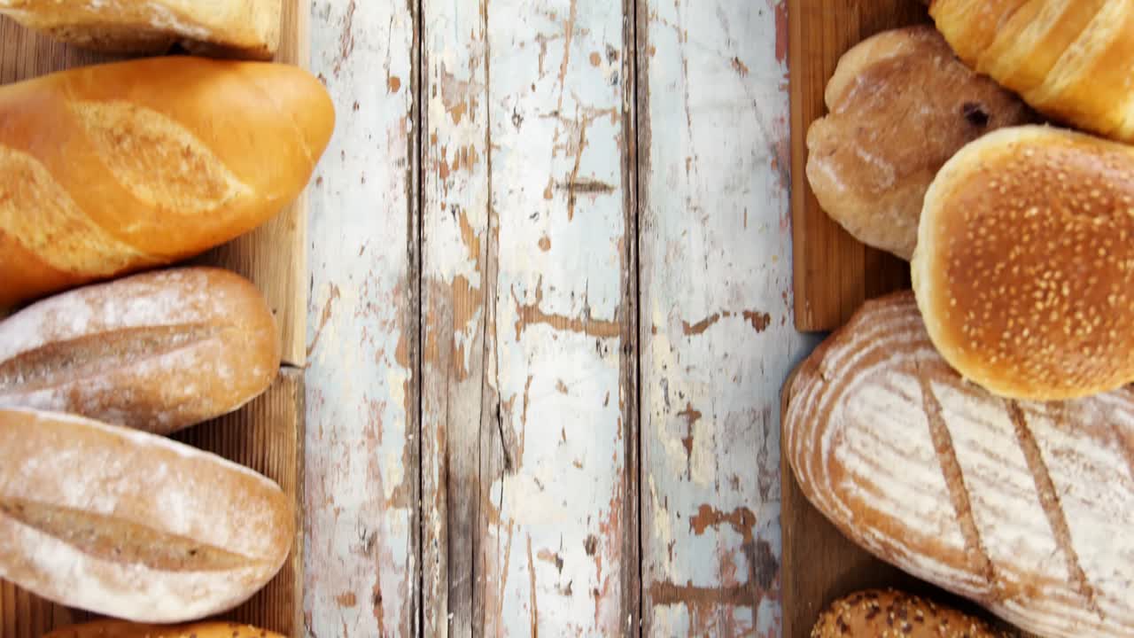 나무 테이블 에 배열 된 여러 가지 종류 의