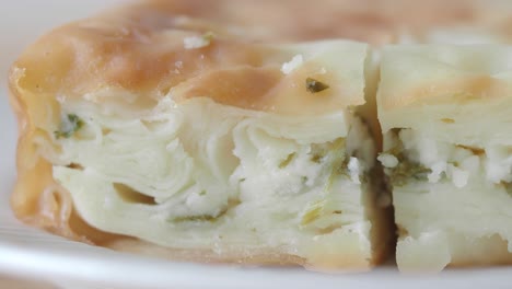 pastel turco en rodajas con queso y hierbas