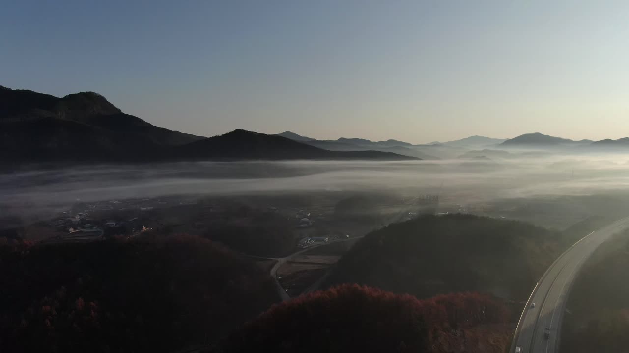 안개가 자욱한 가을 고속도로 장면