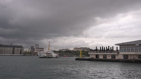 Am-Kadıköy-Pier,-Bei-Bewölktem-Wetter,-Schiffe-Segeln,-Vögel-Fliegen,-Auf-Dem-Bosporus