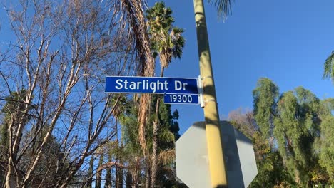 letrero de la calle de la ciudad de starlight drive