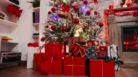 cajas de regalos bajo el árbol de navidad bellamente decoradas