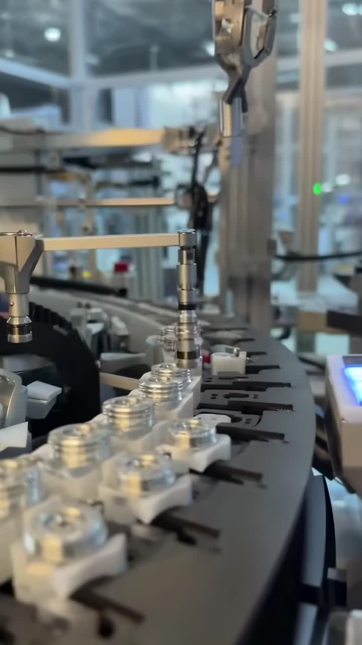 Video ravvicinato di un braccio robotico che assembla parti in una fabbrica, mostrando la sua precisione.