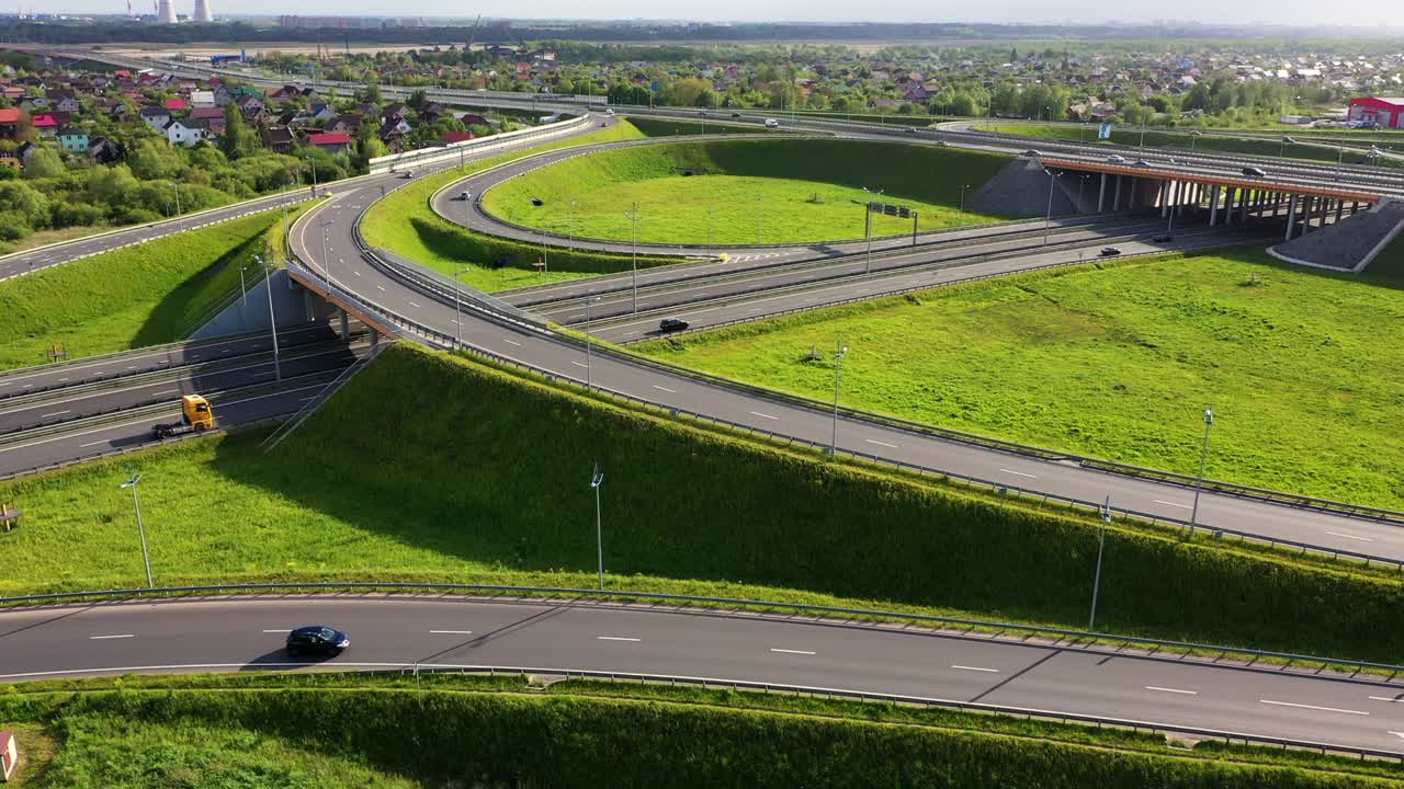 다단계 고속도로, 교통 흐름의 교차로. 도로에서 자동차의 움직임. 공중.