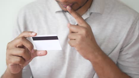 persona titular de una tarjeta de crédito
