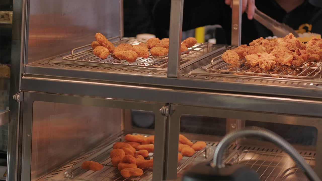 요리사는 카운터에서 고기 어리를 가져옵니다.