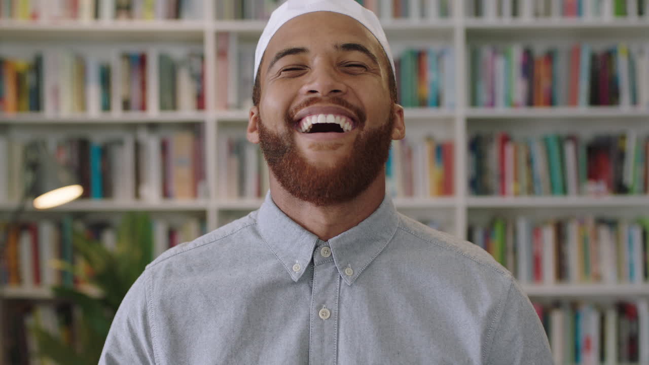 젊은 자신감 있는 중동인 의 초상화 도서관 에 서서 웃고 있는 자랑스러운 기업가 의 초상화