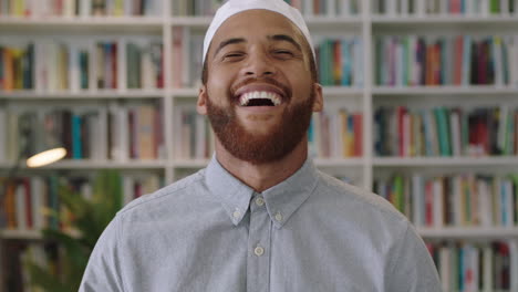 Retrato-De-Un-Joven-Confiado-Del-Medio-Oriente-Parado-En-La-Biblioteca-Mirando-Un-Retrato-Sonriente-De-Un-Orgulloso-Empresario