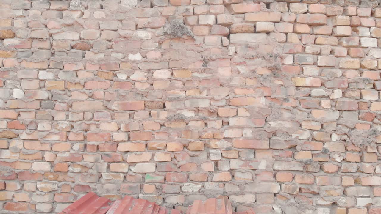 오래된 벽돌 벽에 의한 꾸준한 카메라 움직임