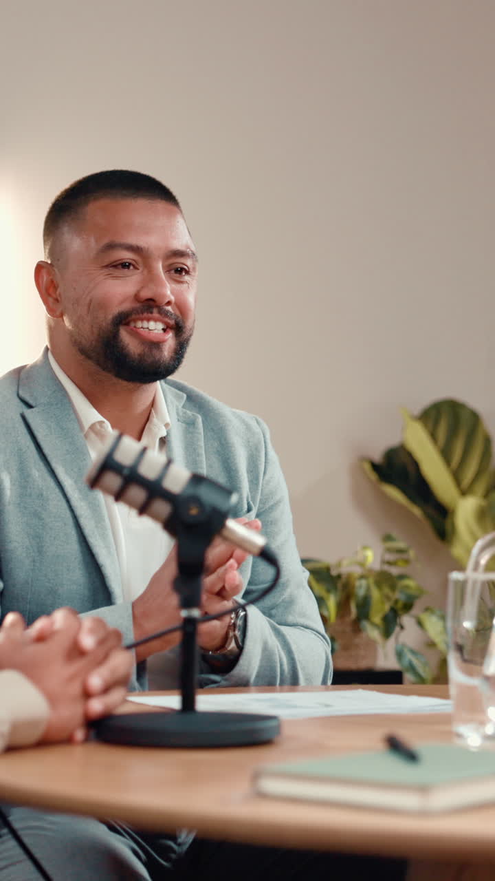 Intervista podcast con un uomo