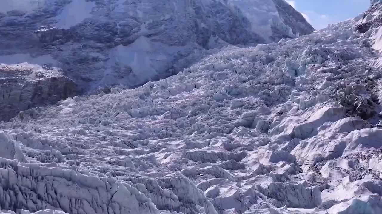 은 날에 에베레스트 산의 눈과 얼음으로 인 봉우리 위를 날아다니며 더 높이 날아가는 카메라의 fpv 또는 1인칭 뷰.