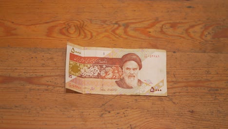 Tomando-Billetes-De-Rial-Iraní-De-La-Billetera-Y-Poniéndolos-En-La-Mesa