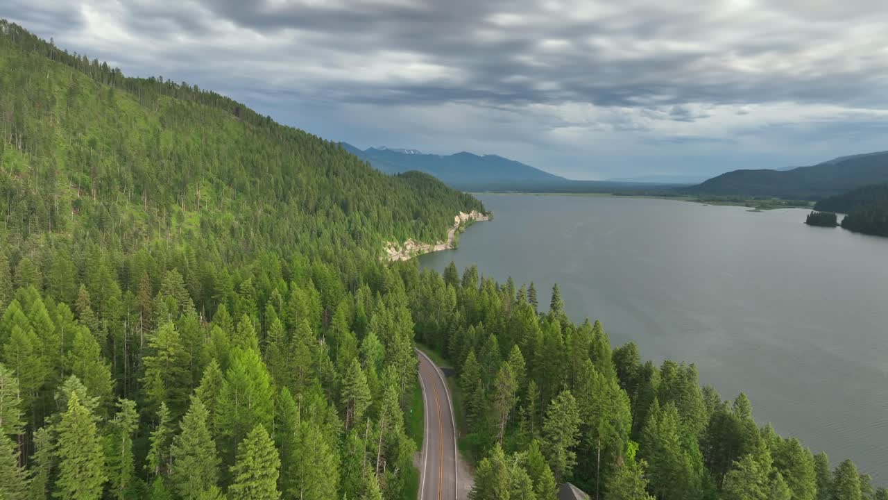 Luftfoto af Flathead River med roligt vand og frodig vegetation i Montana, USA - droneoptagelse.