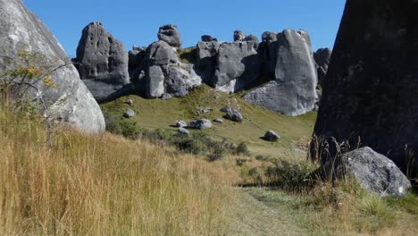 enormes formaciones de piedra caliza se ciernen sobre los visitantes en el área de conservación de castle hill