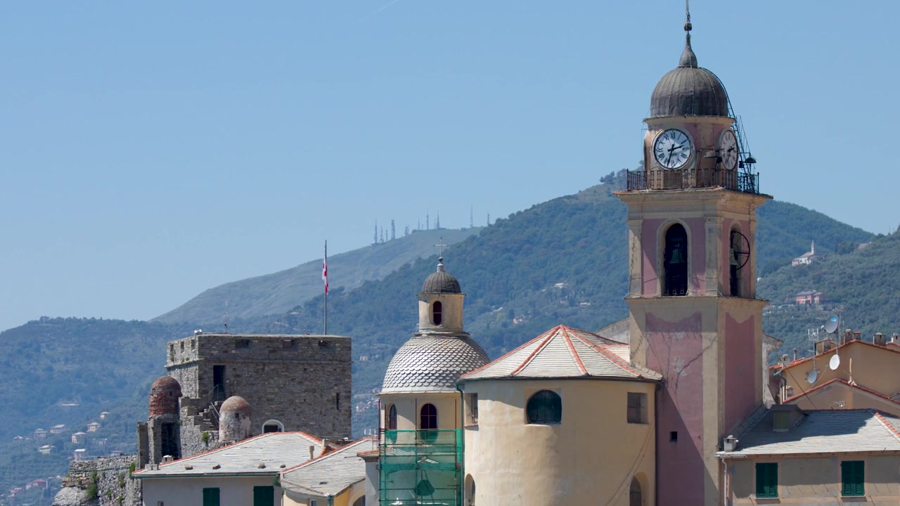 Storico campanile di chiesa e fortezza in pietra in una città costiera italiana