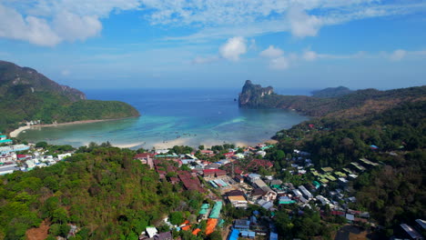 Strandkonstruktionen-Auf-Den-Hügeln-Der-Insel-Koh-Phi-Phi