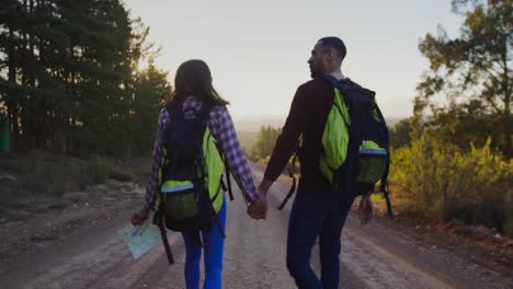 una joven pareja en una caminata por el campo