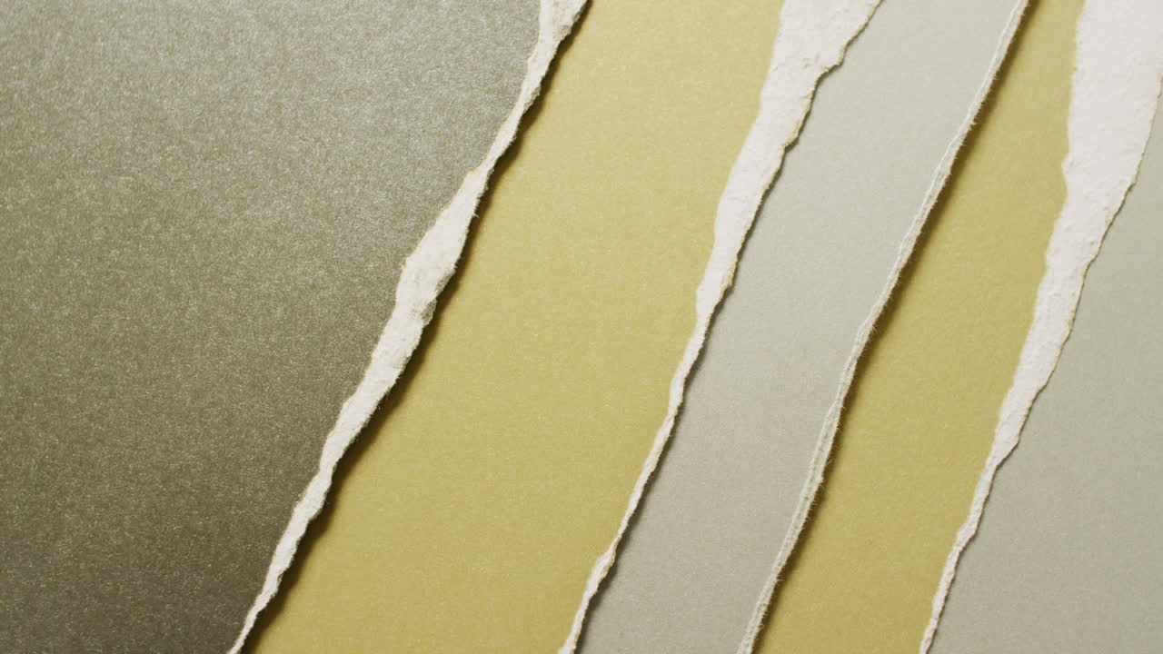 녹색과 갈색 종이 배경의  ⁇ 어진 조각의 클로즈업 비디오