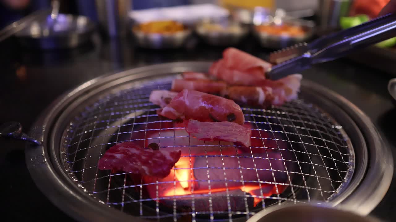 레스토랑 그릴 에서 고기 와 베이컨 을 는 것