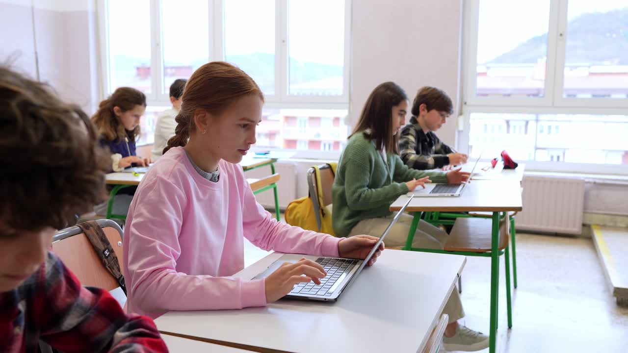 Studenti e insegnante in un'aula con computer portatili