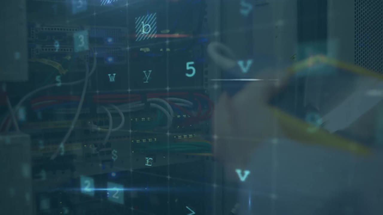 animación de ataque cibernético texto y procesamiento de datos sobre técnico informático masculino caucásico por servidor