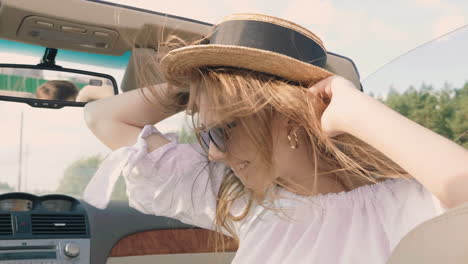 mujer disfrutando de un viaje por carretera en un descapotable