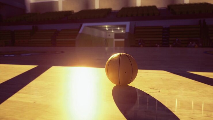 Il bagliore discreto della partita e il silenzio post-gara riempiono di calore l'arena di basket vuota.
