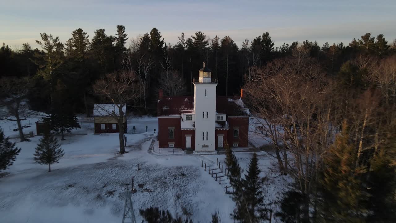 video de dron de 4k del faro de 40 millas en el condado de presque isle en michigan durante el invierno