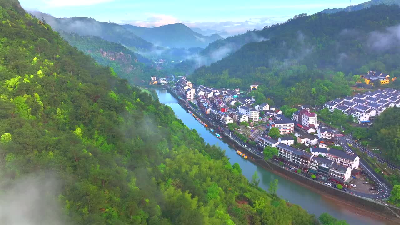 foto aérea de la aldea montañosa de tonglu en hangzhou, zhejiang, china, rodeada de nubes y niebla temprano en la mañana, hermoso campo en china