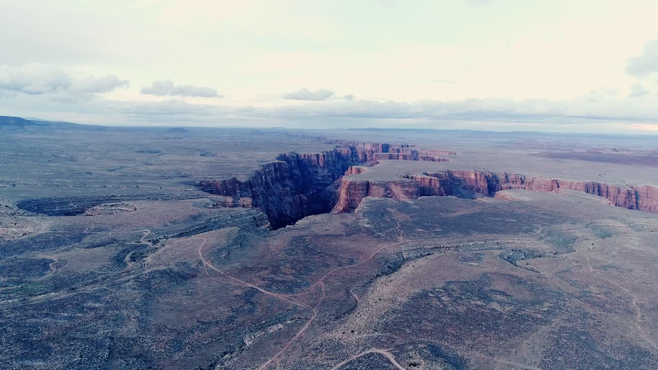 Bred dronevisning av røde sandsteinsklipper og tørt terreng i sørlige Utah-regionen
