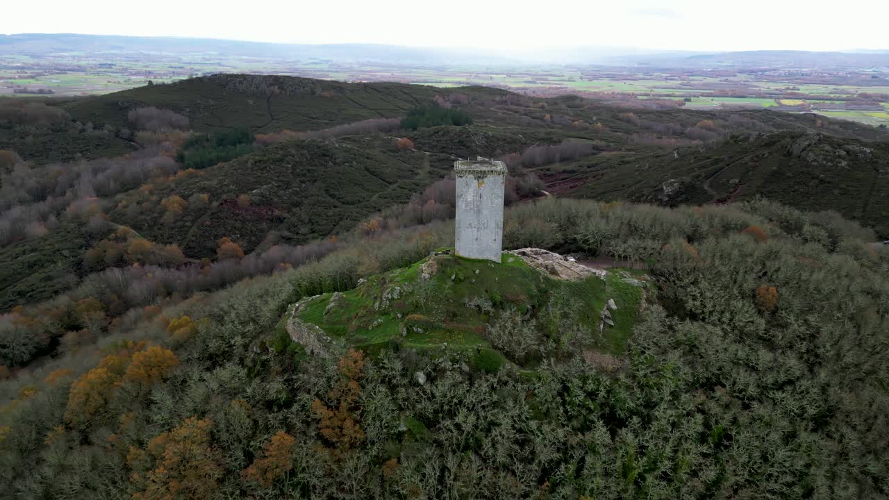 órbita aérea panorámica castillo-torre da pena, en xinzo de limia, ourense, españa