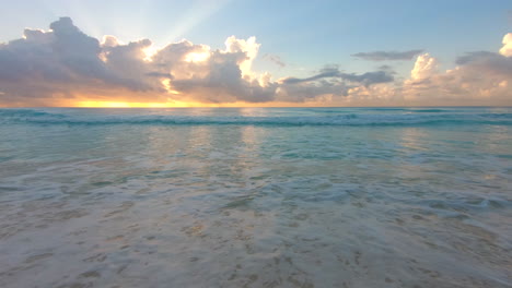 Sonnenaufgang-Am-Strand-Und-Brechende-Wellen-Am-Strand