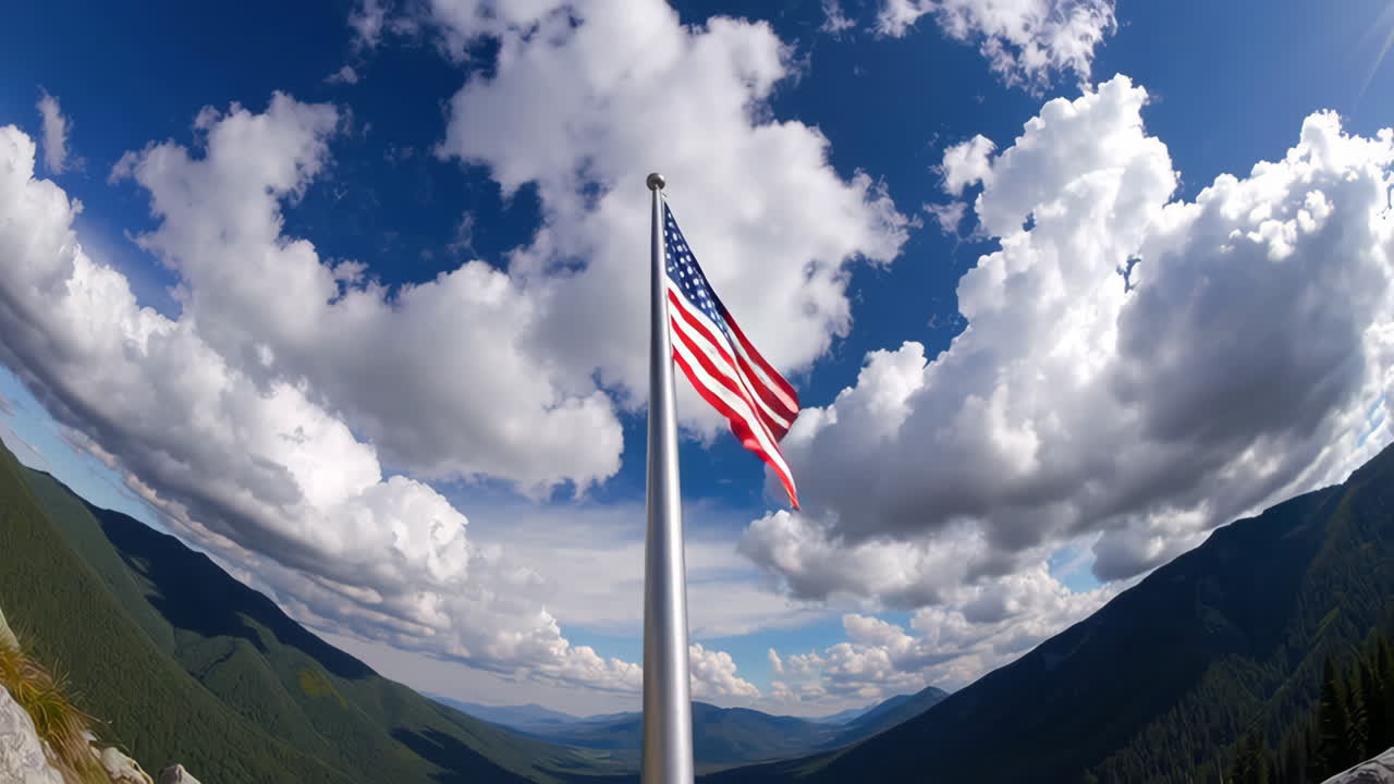Bandiera americana sulla vetta di una montagna
