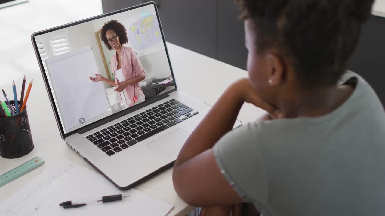 animación de una chica afroamericana que tiene lecciones en línea en una computadora portátil en casa