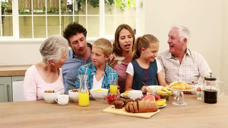 Familia-Feliz-Desayunando-Juntos