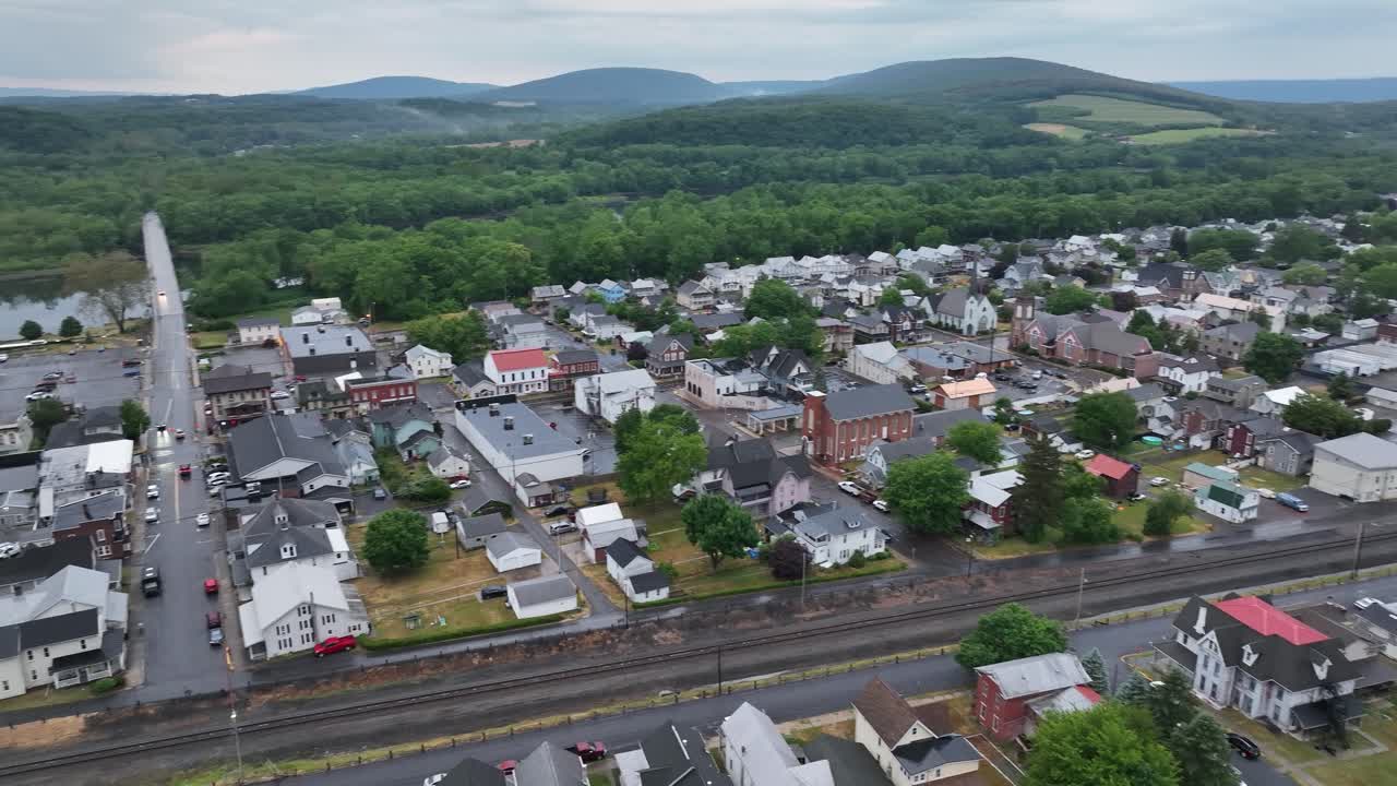 centro de watsontown, pensilvania con video de avión no tripulado panoramizando de derecha a izquierda
