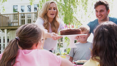 Padres-Con-Hijo-Celebrando-Cumpleaños-Con-Amigos-Teniendo-Fiesta-En-El-Jardín-De-Casa