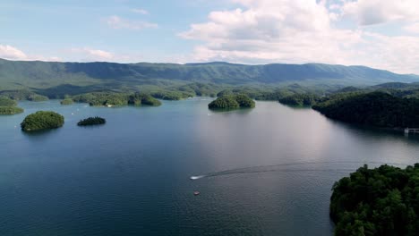 aérea en lo alto del lago holston del sur en el este de tennessee cerca de bristol, virginia