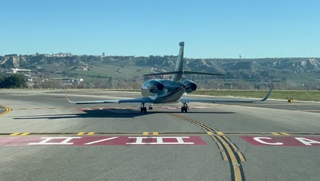 avión de negocios privado listo para la salida, como lo ve otro avión detrás