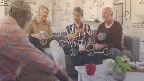animación de iconos de los medios sobre un grupo diverso de ancianos hablando
