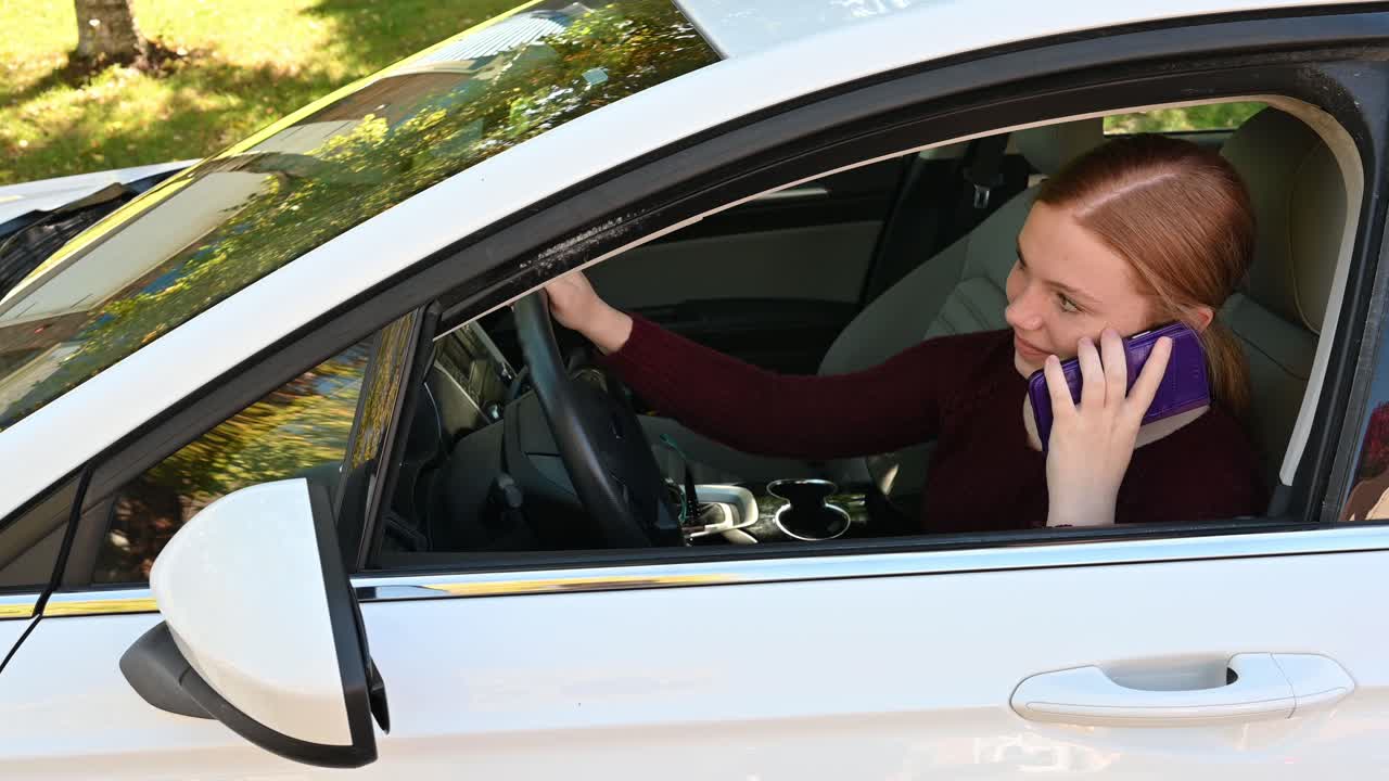 adolescente usa un celular, se da cuenta de ti y hace caso omiso de tu mirada